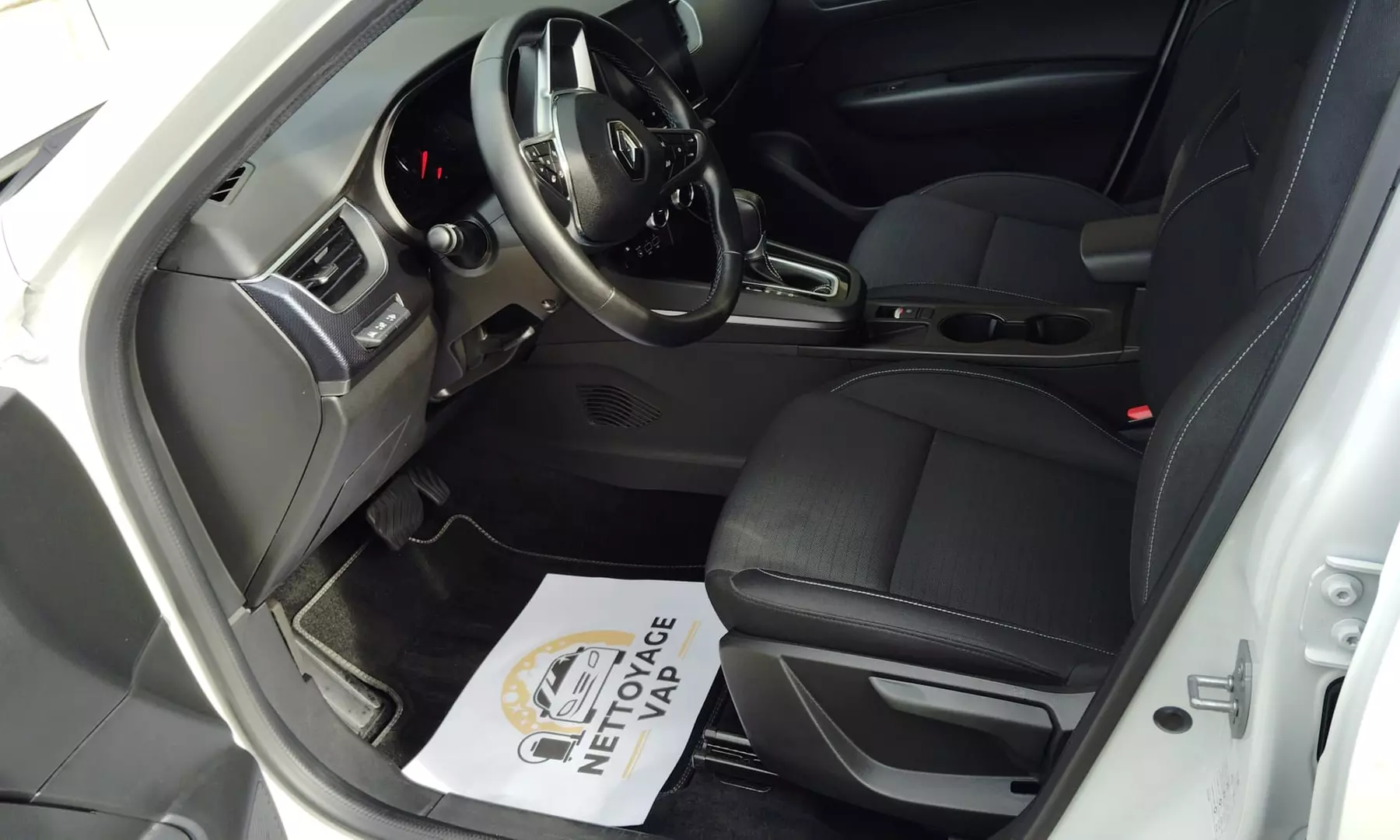 Nettoyage auto complet : intérieur, extérieur et traitement anti-odeurs par Nettoyagevap (jusqu'à 25% de remise) - Primary Image