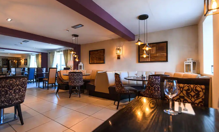 Image 4: Wrexham: Cosy Stay for 2 with Breakfast & 2 Course Dinner