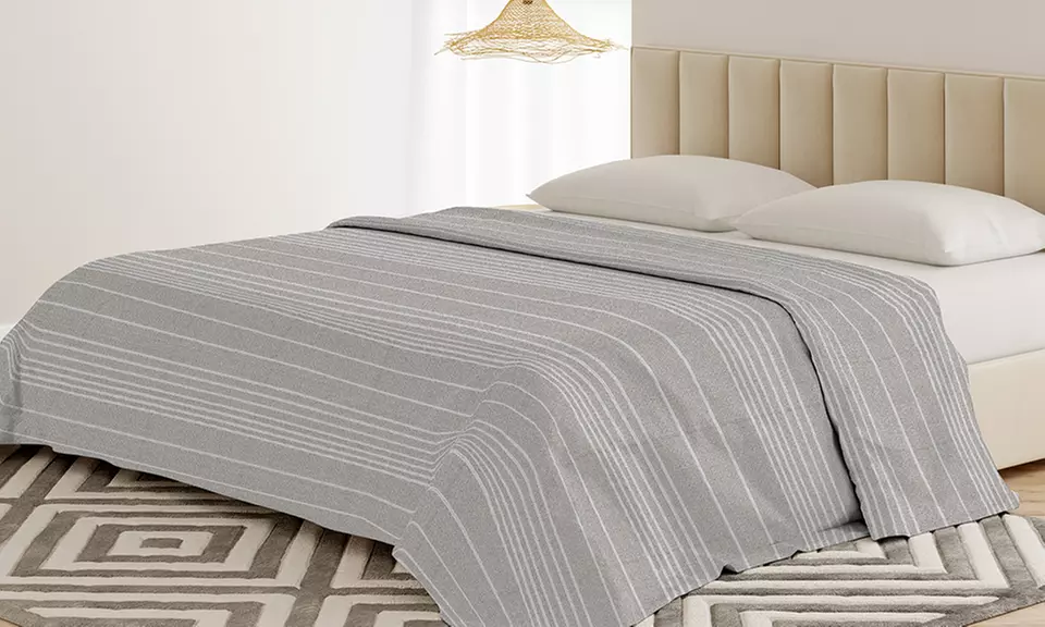 Sofabezug und Tagesdecke aus natürlicher recycelter Baumwolle