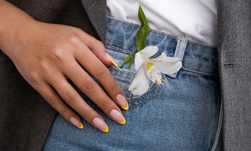 Image 2: 1 o 2 sesiones de manicura, pedicura o ambas con esmaltado a elegir