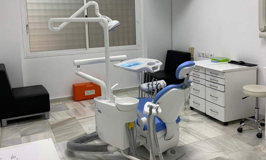 Image 1: Limpieza dental y blanqueamiento