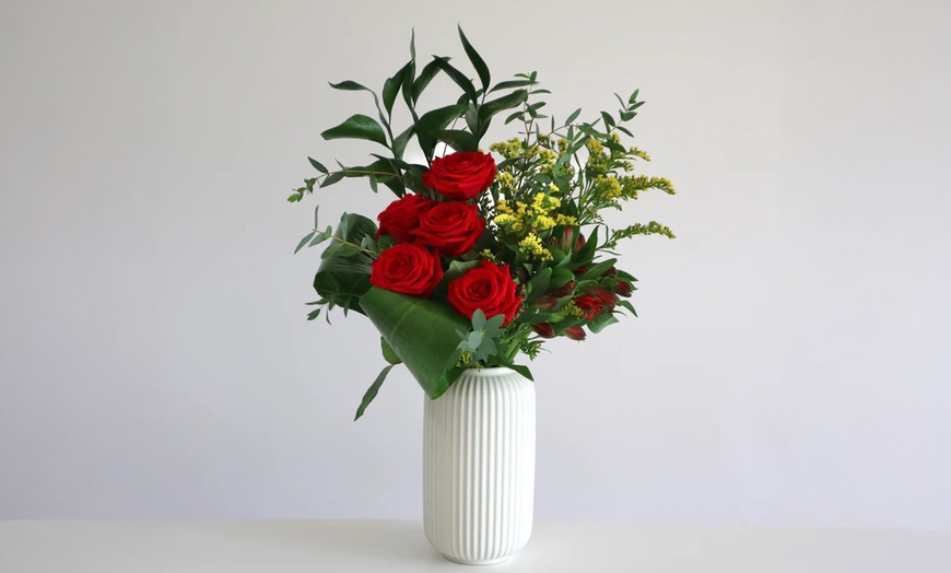 Image 4: Get a Choice of Letterbox Flowers for Christmas from Box and Blume