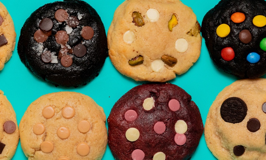 Image 1: Caja de cookies normales o rellenas con tamaño y sabor a elegir 