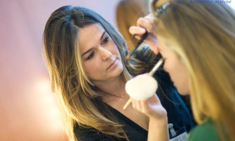 Modella per un giorno, trucco, acconciatura e shooting fotografico da Bloom Beauty Concept (sconto fino a 66%)