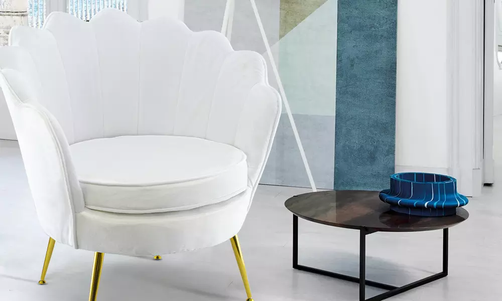 Poltrona con schienale a conchiglia