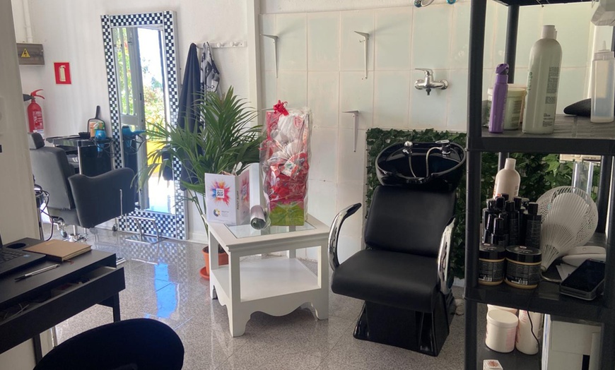 Image 6: Sesión de peluquería en Sala de belleza y peluquería R. Martínez