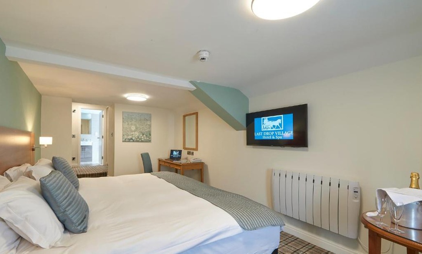 Image 8: Bolton: 4* Classic Double Room with Glass of Prosecco & Late Check-out