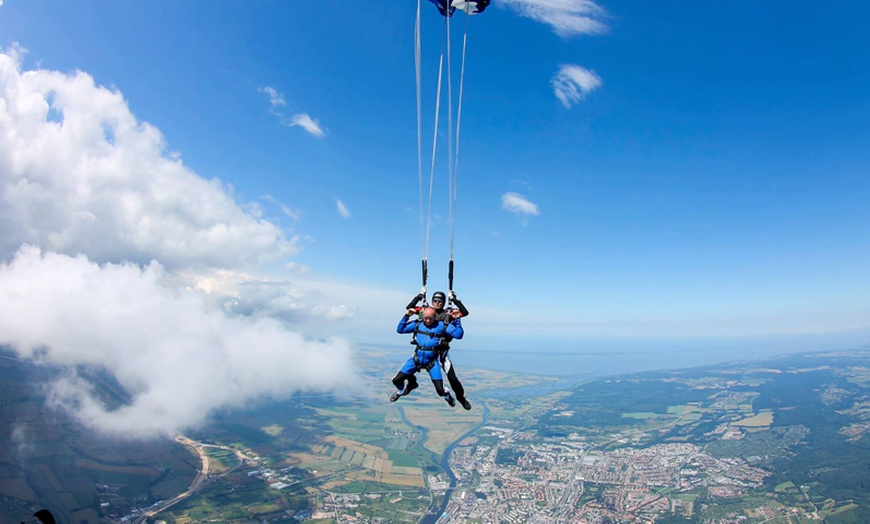 Image 6: Emocjonujący skok tandemowy z 4000 m z opcją foto- i wideorelacji