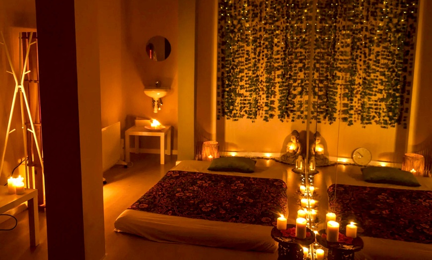 Image 2: Ritual candlelight relax en pareja con opción a botella de vino