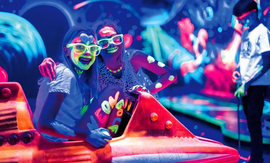 Image 2: Schwarzlicht Minigolf: 3D-Neon-Minigolf für 2-4 Personen