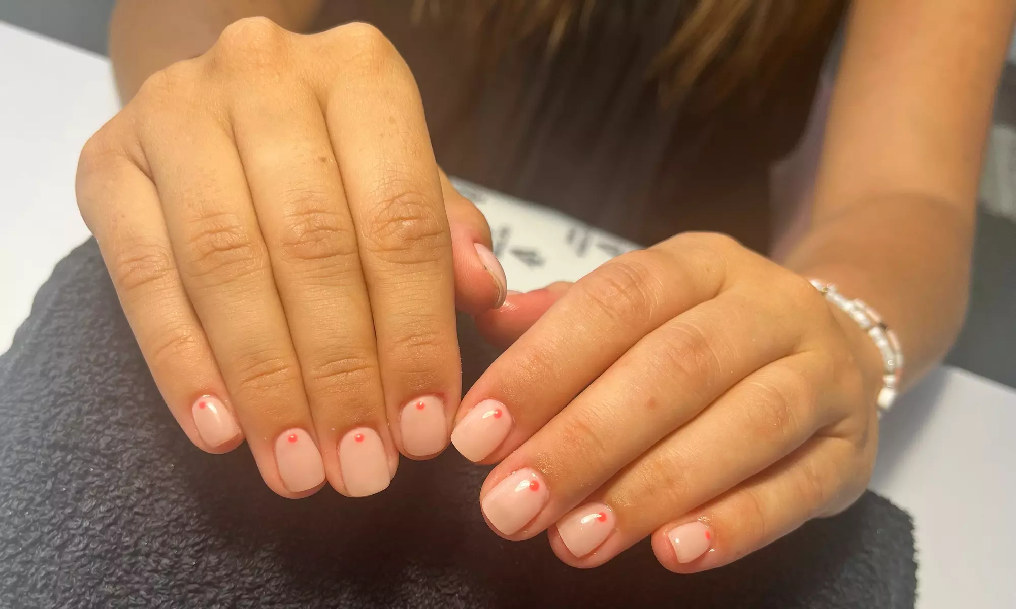 Beauté des mains avec vernis semi-permanent