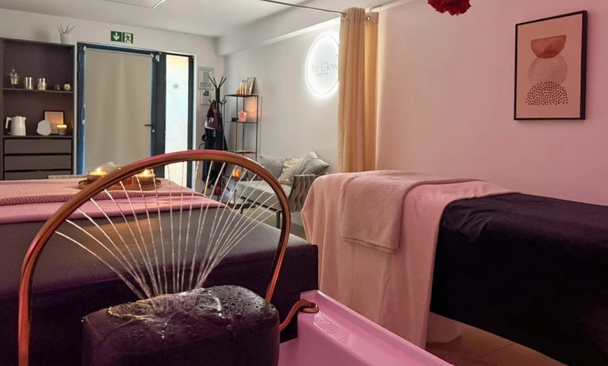 Image 4: Modelage avec soin visage ou réflexologie chez The Glow Beauty Bar