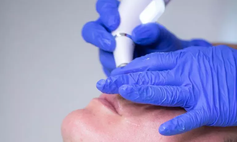 Limpieza facial con máscara LED