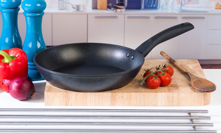 Image 2: Non-Stick Diamond Frying Pan