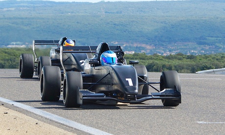 1 journée de stage de découverte avec 3 séries de tours de piste à 399 € à Euroformula