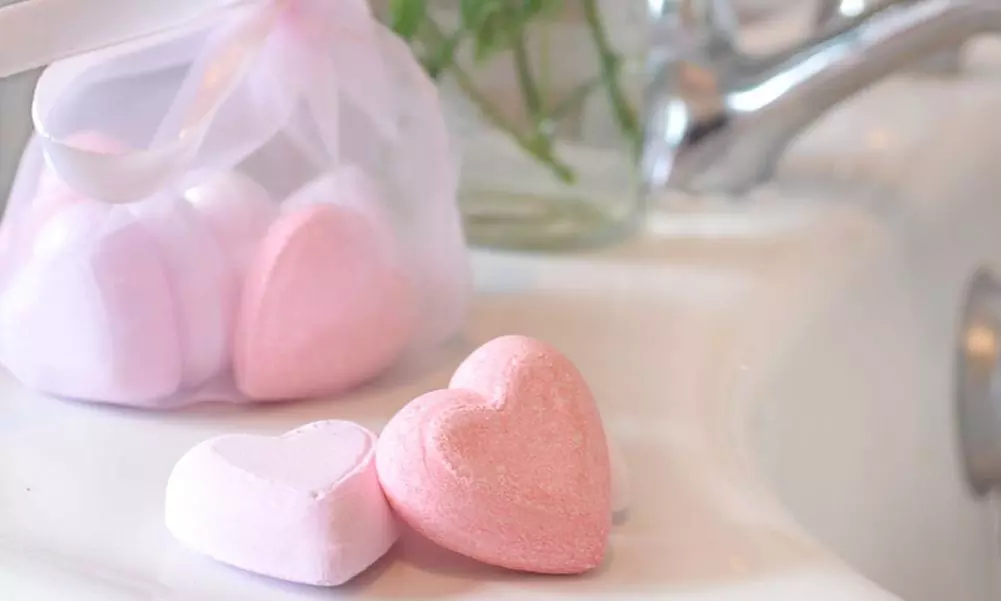 1 o 2 confezioni di 10 sali da bagno a forma di cuore - Primary Image