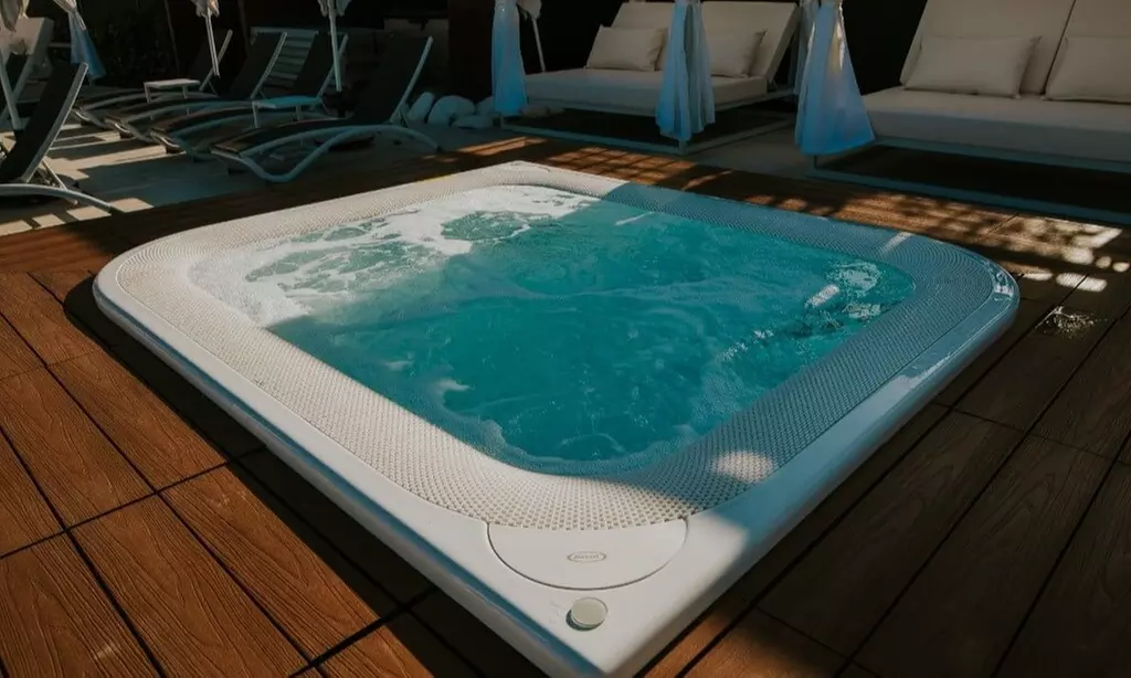 ¡Día de piscina con hamacas y cócteles!