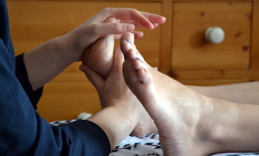 Image 1: Séance de réflexologie plantaire par Lucie Naturopathie