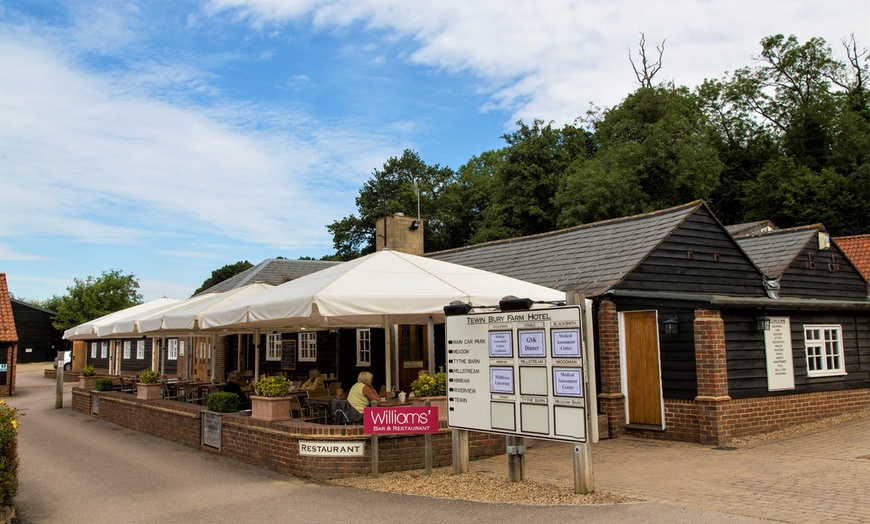 Image 8: Hertfordshire: Premium Room with Breakfast