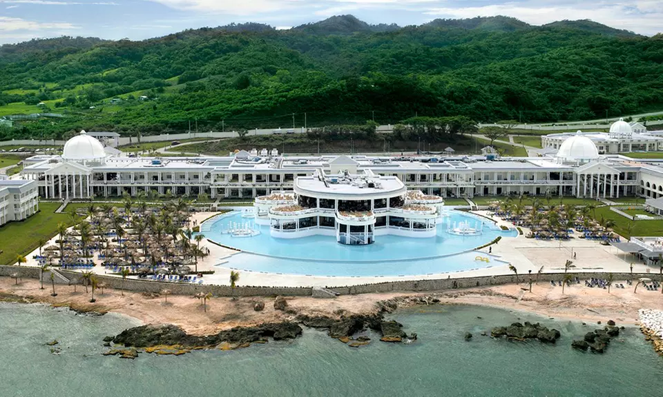 ✈ 4- or 7-Night Grand Palladium Jamaica Stay w/ Air. Price per Person Based on Double Occupancy (Buy 1 Groupon/Person). - Primary Image
