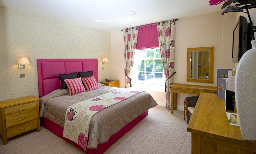 Image 5: Essex: 4* Double Room or Suite Stay with Dinner