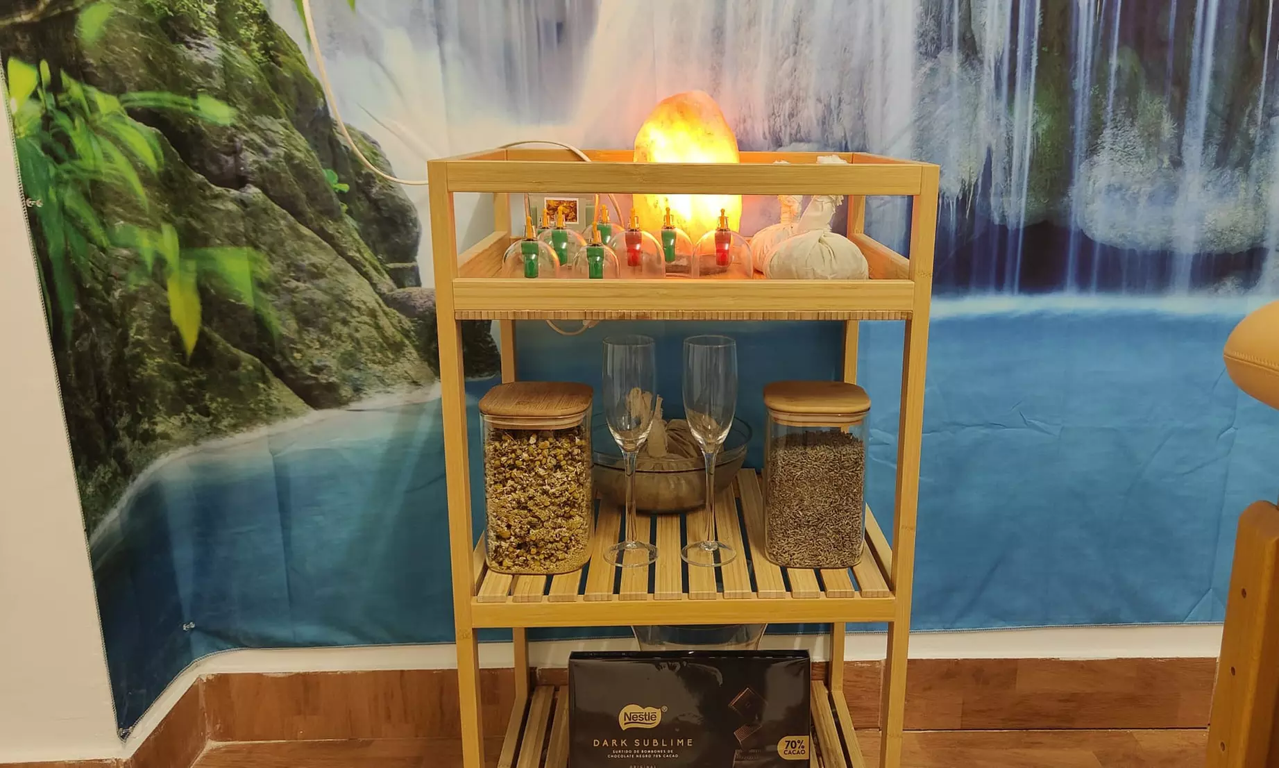 Masaje en pareja con piedras calientes o bambú, infusión y bombones