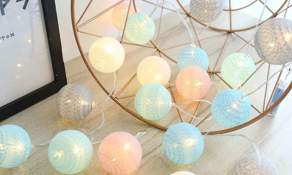 1 ou 2 guirlandes lumineuses de 3 m avec boules de coton LED - Primary Image