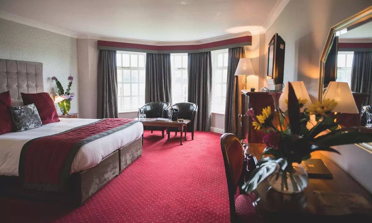 Cheshire: Executive Double Room with Breakfast and Bottle of Prosecco