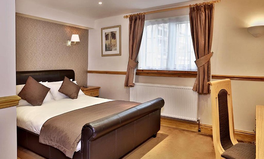 Image 6: Manchester: Stay for 2 with Breakfast, Late Checkout & More 