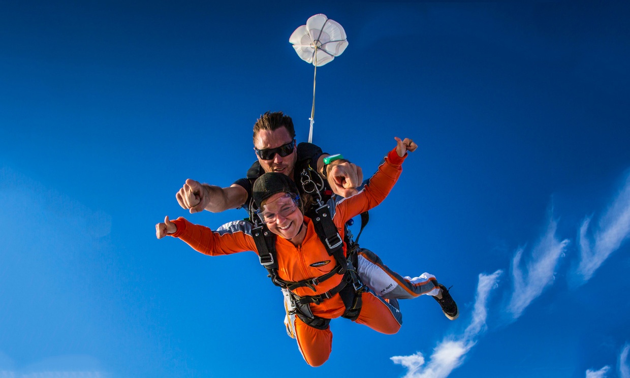 Fühle die Freiheit des Fliegens: Wertgutschein Tandem-Fallschirmsprung