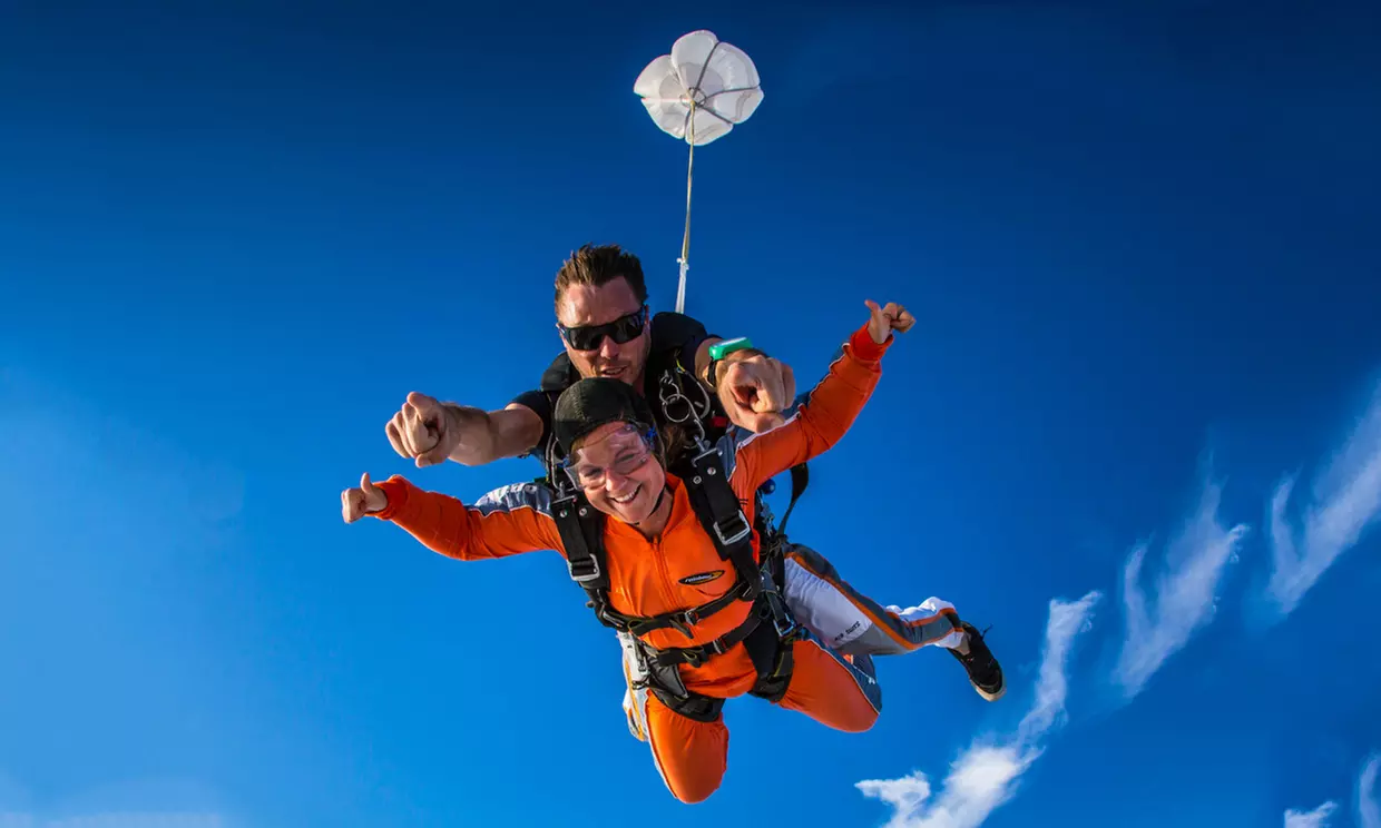 Wage den Sprung und fühle die Freiheit: Wertgutschein über 100 € für einen Tandem-Fallschirm-Sprung (51% sparen) - Primary Image