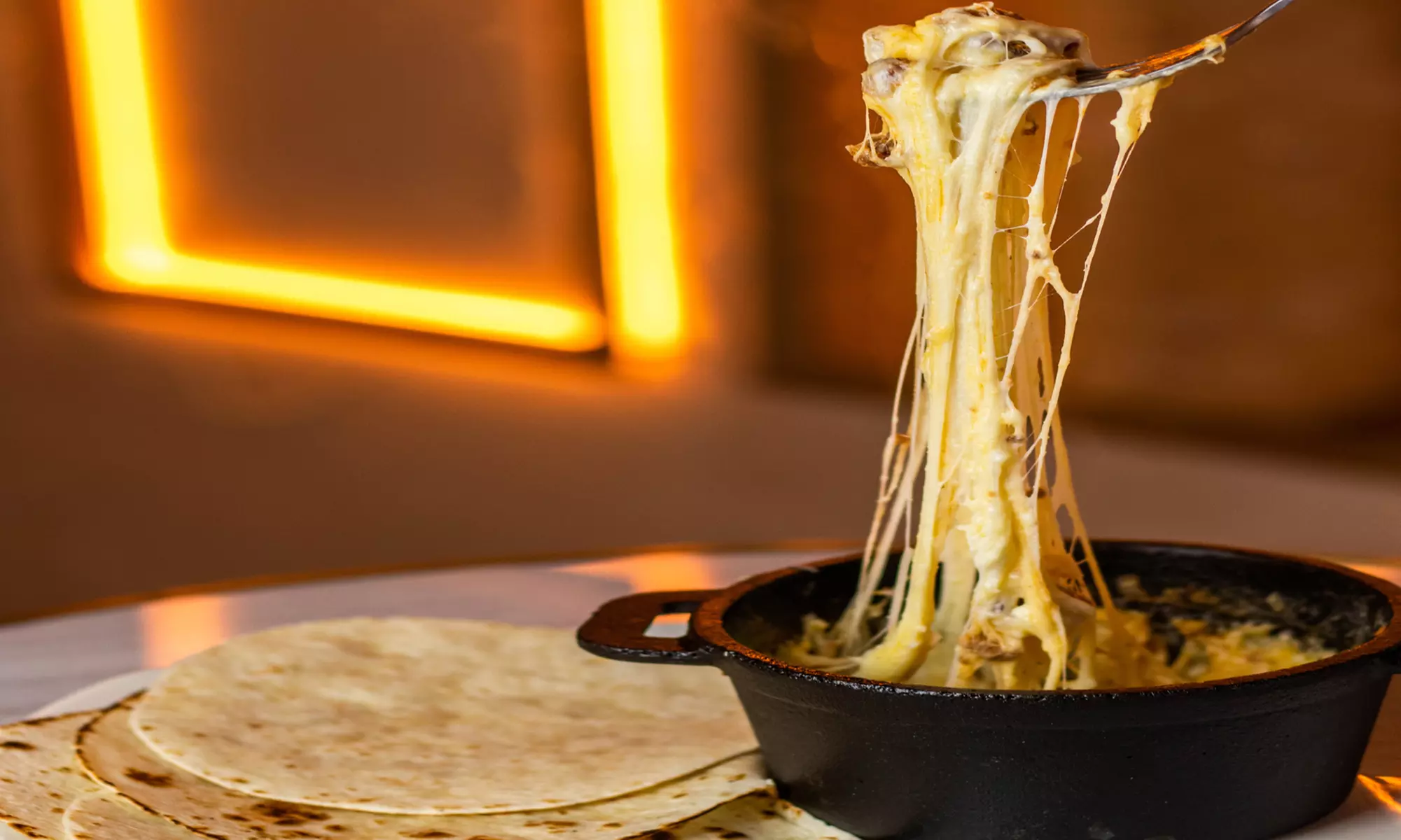 Menú mexicano para 2 o 4 personas con platos, bebidas y cócteles