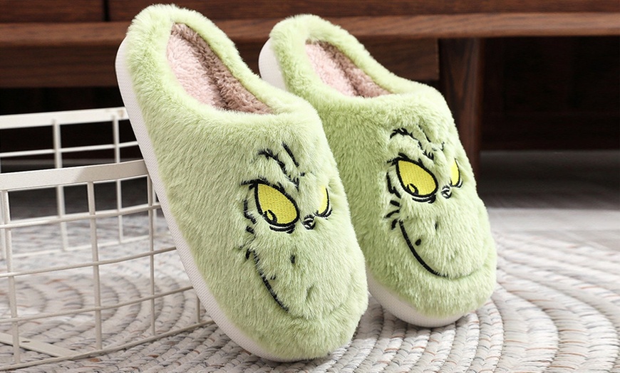 Image 3: Slip-on Grinch-Inspired Faux Fur Slippers