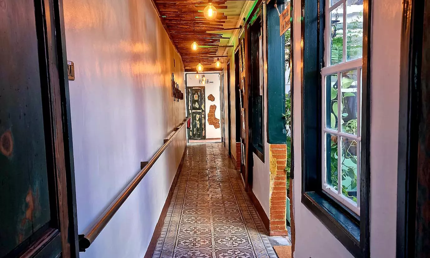 Menú venezolano con arepas, entrantes y pizza frita con helado