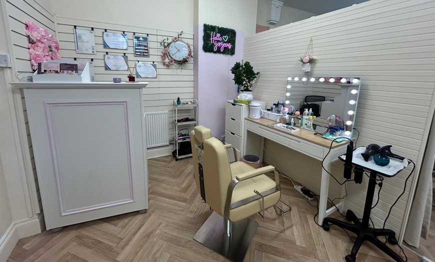 Image 2: Enjoy Full Face, Eyebrow or/and Lip Threading Option for Smooth Finish