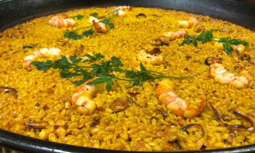 Image 1: Menú de arroces con entrante y botella de vino para 2 o 4