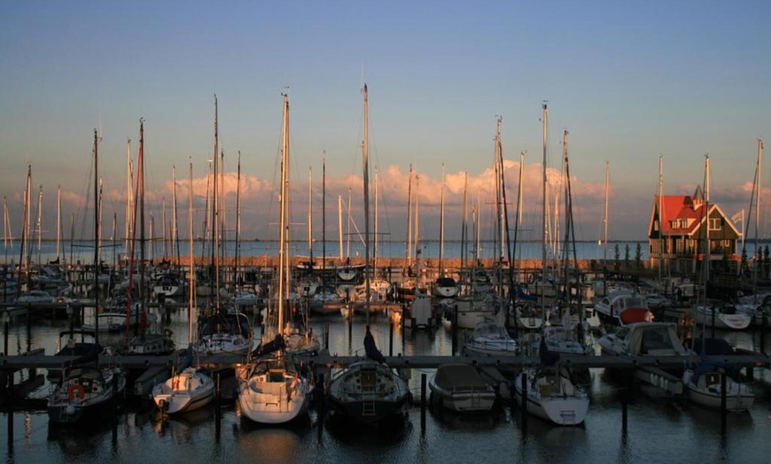 Image 5: Volendam: Moderne tweepersoonskamer met ontbijt