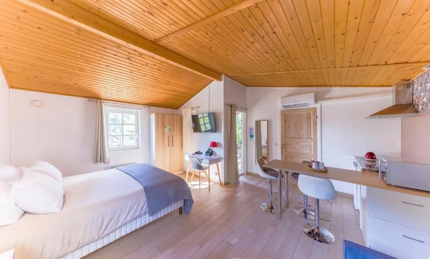 Image 5: Languedoc-Roussillon en 4* : suite ou chambre chalet avec pdj et spa