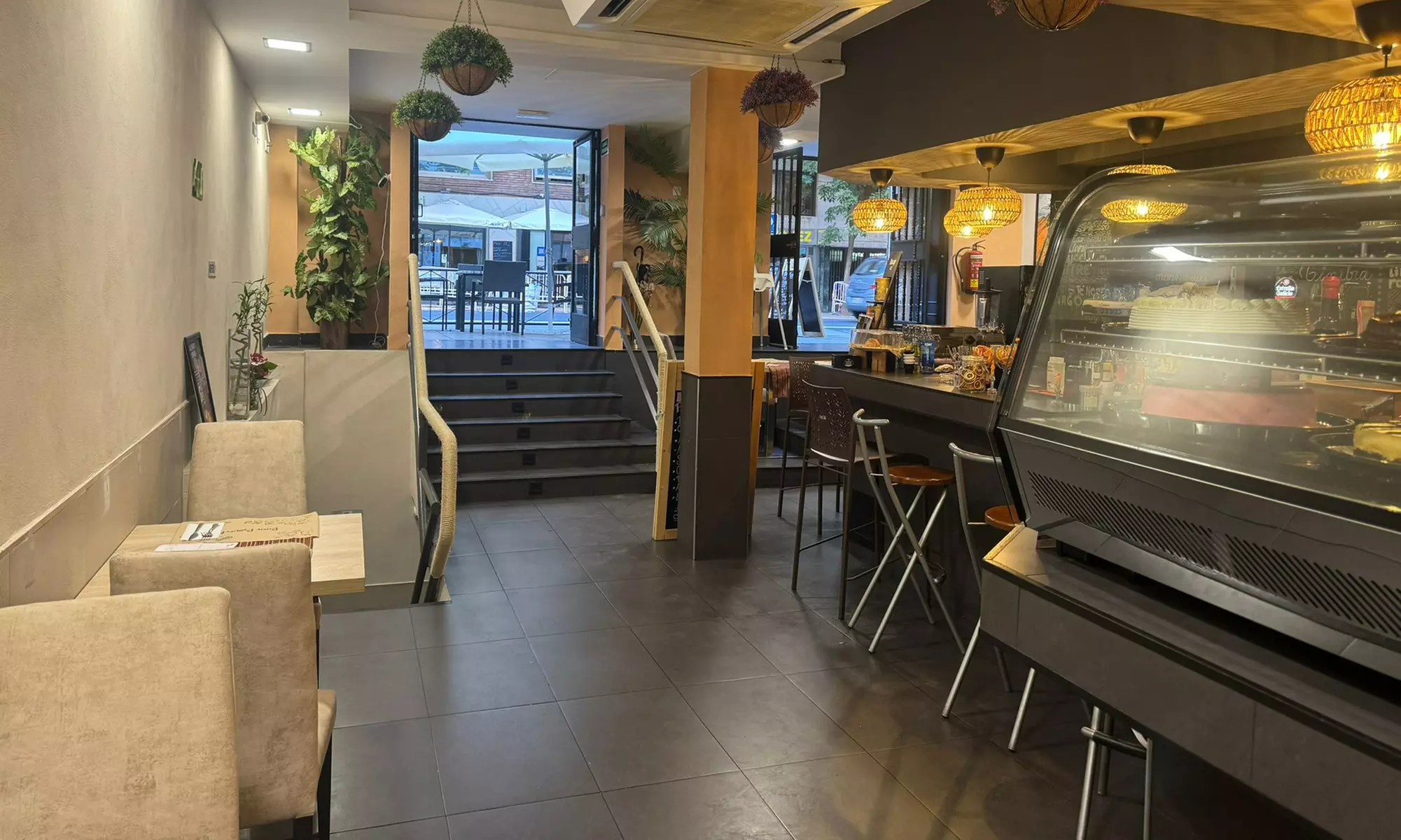 Pollo a la brasa peruano con entrante, postre y bebida para 2 o 4