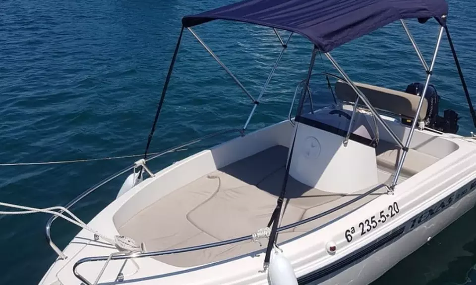 Alquiler de barco con titulación por medio día en Capitán Valencia