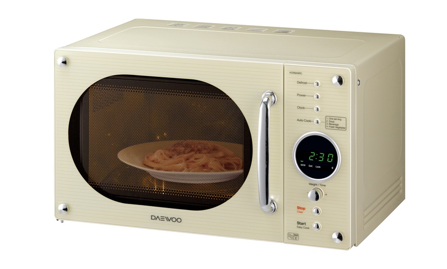 Image 4: Daewoo Retro-Style Microwave