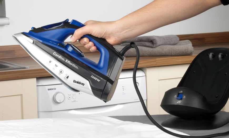 Image 7: Beldray Cordless Steam Iron