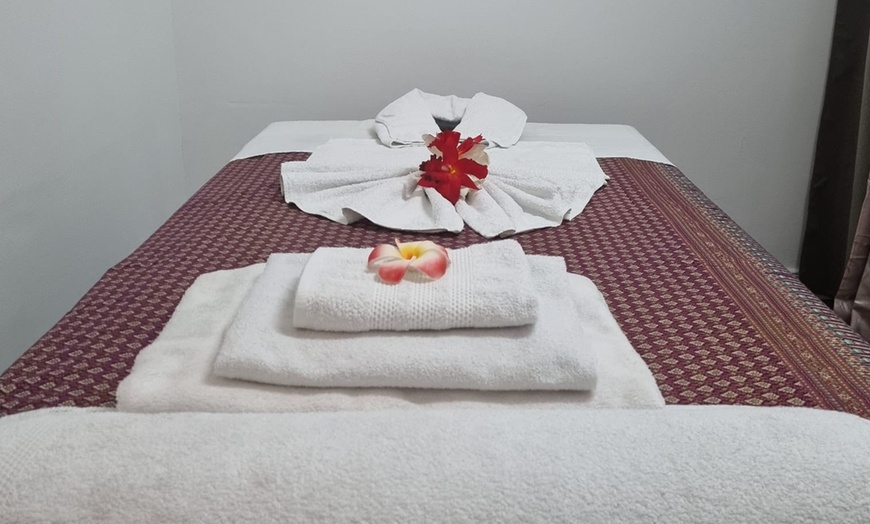 Image 5: Erholung durch 30 oder 60 Min. traditionelle Thai-Massage für 1 Person