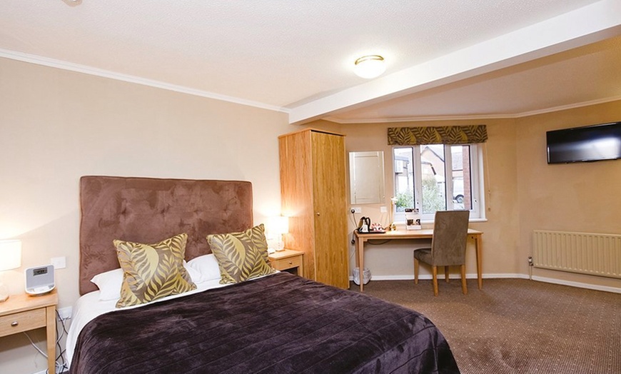 Image 3: Warwickshire: Double Room with Breakfast