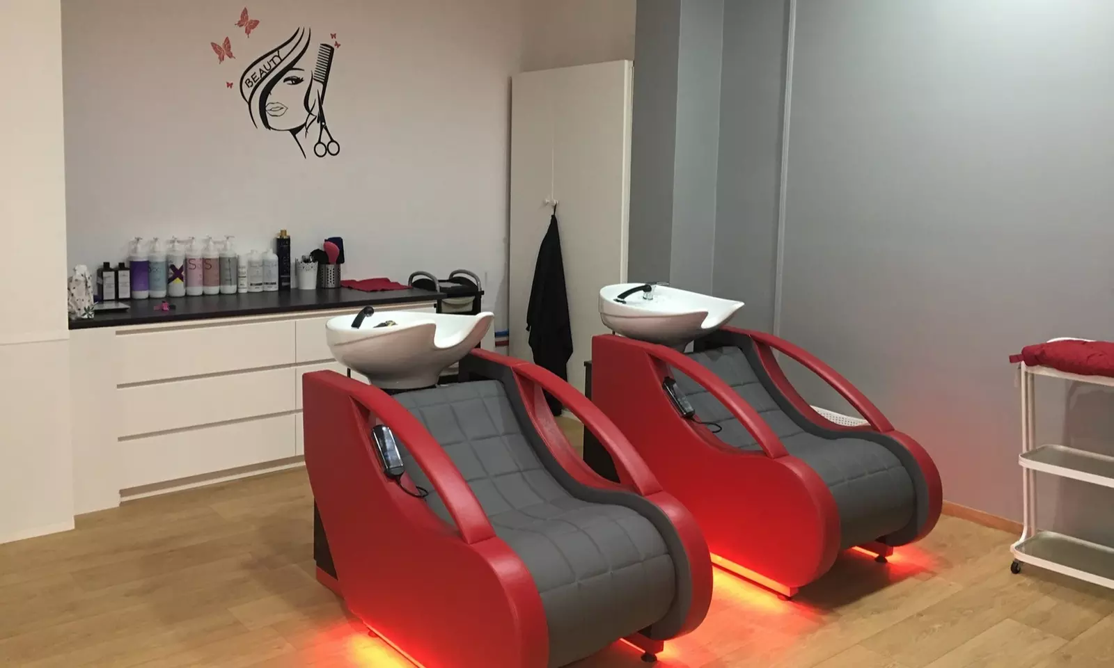 Ga voor een nieuwe coupe met een knipbeurt en verzorgingsbehandeling