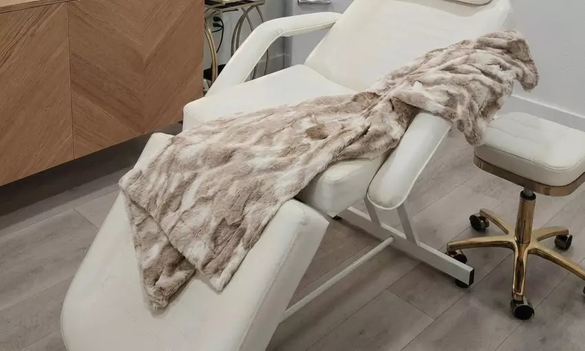 Enhance Your Eyes: Full Sets of Effortless, Hybrid, or Ultimate Lashes