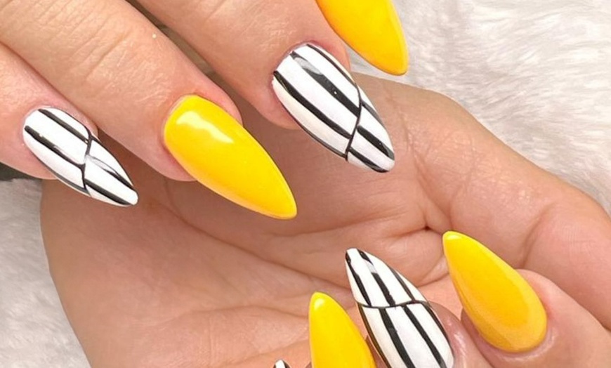 Image 2: Hasta 41% de descuento en Manicura en Solárium Sun life