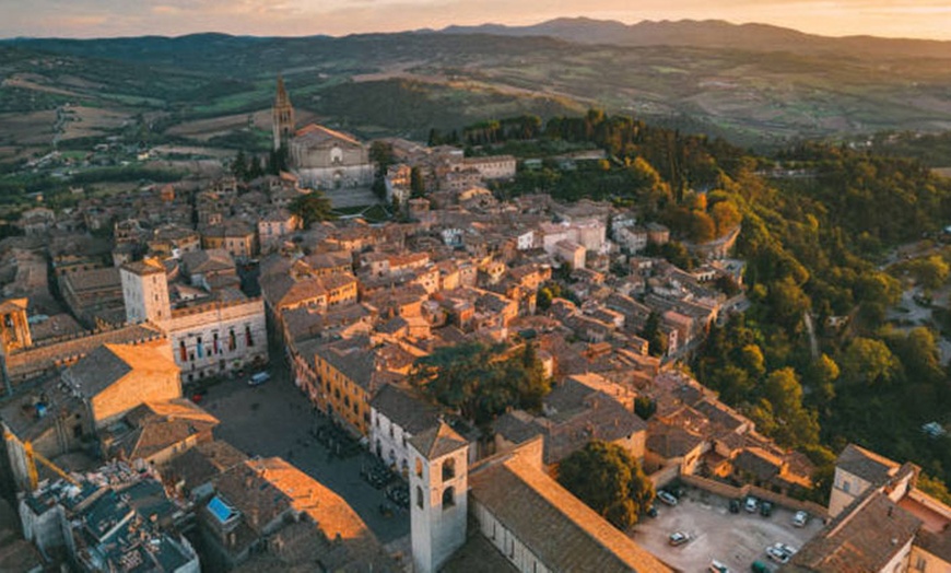 Image 17: Todi, Perugia: soggiorno in camera Superior con colazione e cena