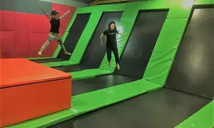Godzinne wejście do parku trampolin dla 1 lub 2 osób w New Age Jump