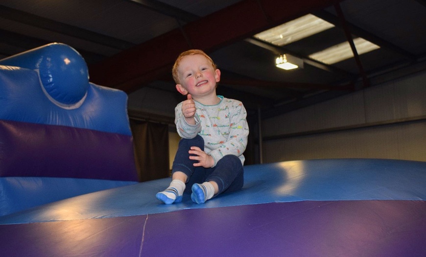 Image 2: One-Hour Trampoline Jump Session